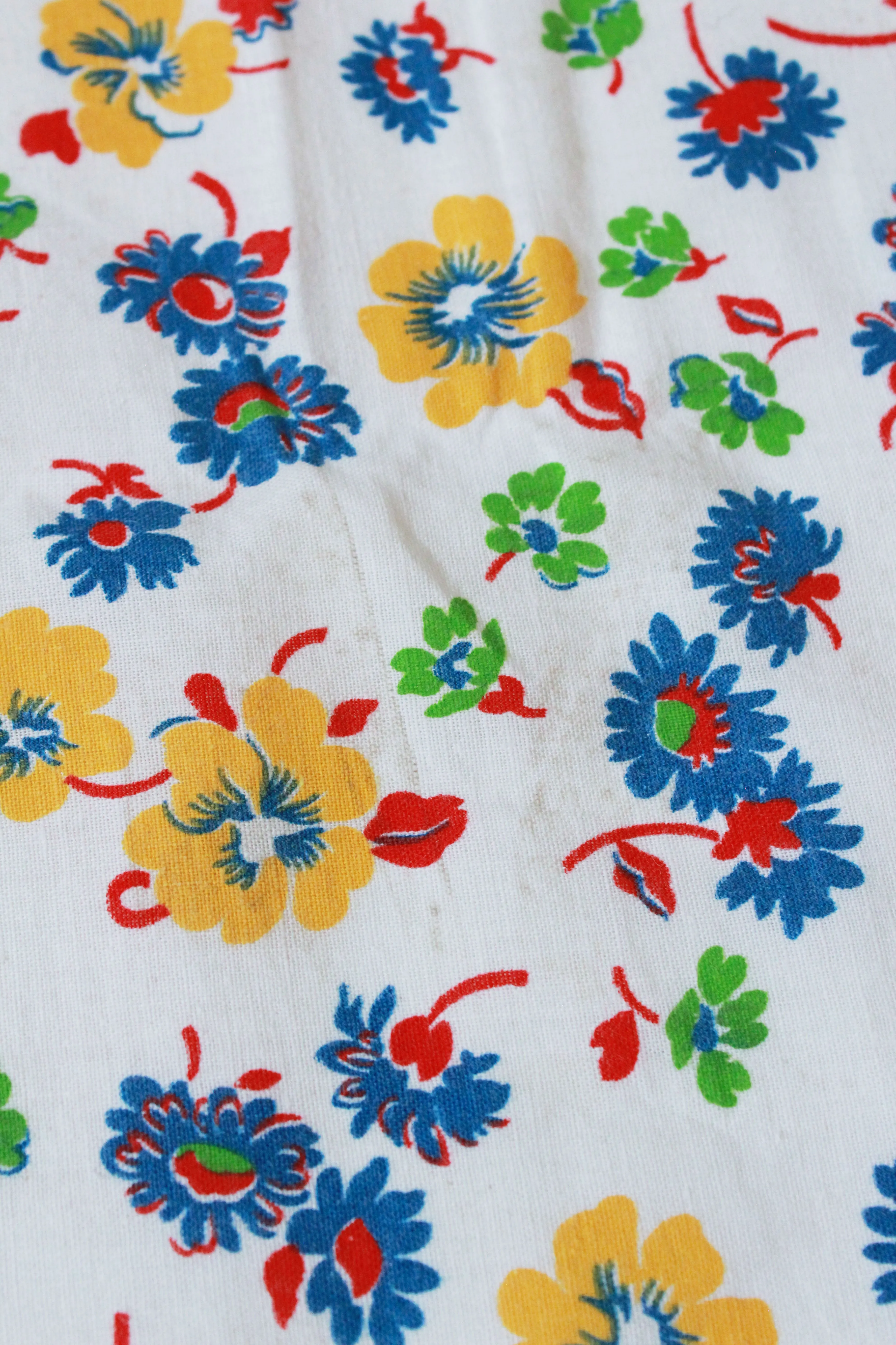 1940s Feedsack Fabric in Primary Colour Flowers, Red, Blue, Green, Yellow. Vintage Fabric, Mid Century