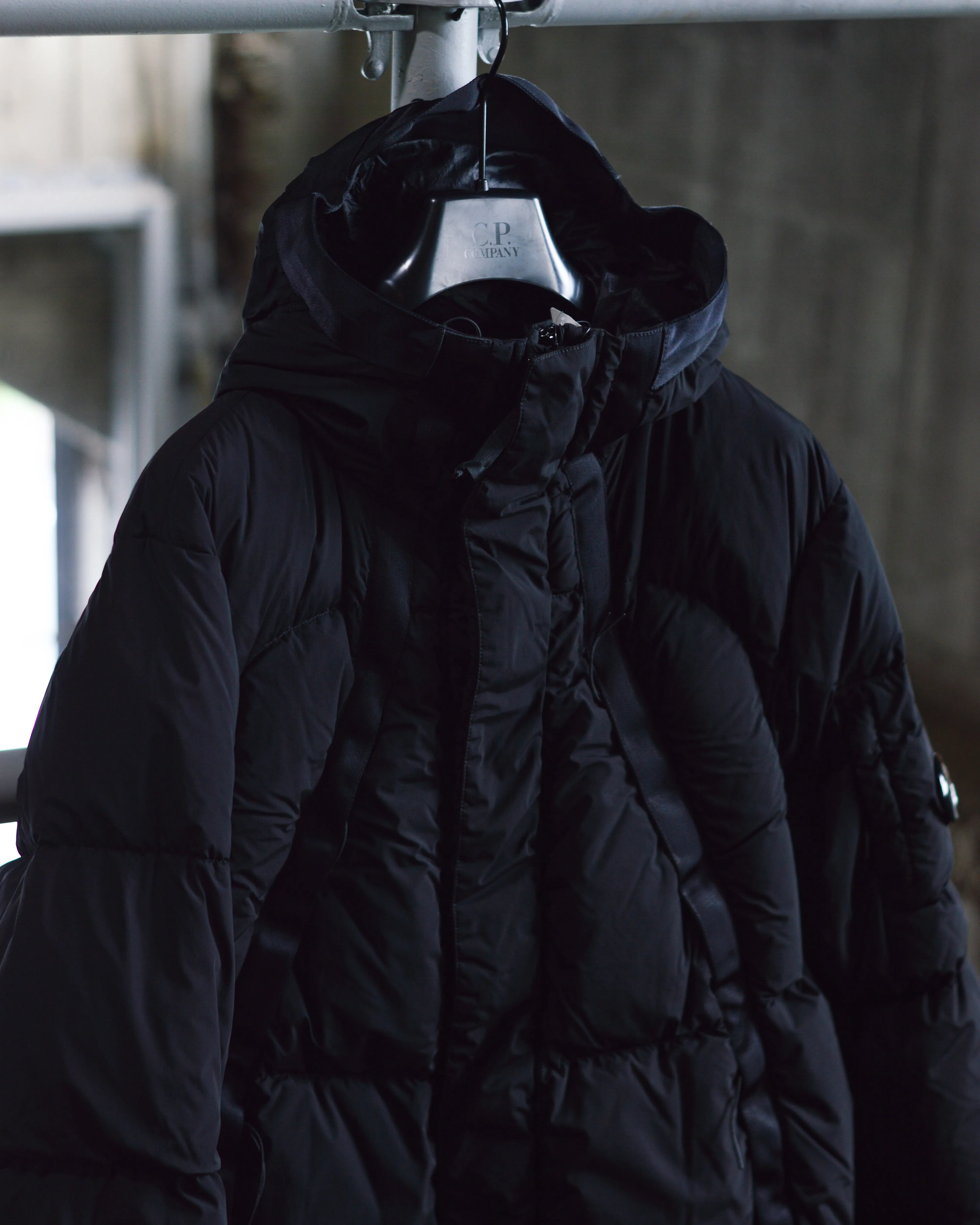 〈Nycra-R Hooded Down Coat〉